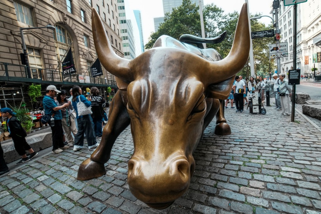 The "Charging Bull" sculpture is seen in the financial district of New York City, U.S., August 7, 2025. REUTERS/Eduardo Munoz
