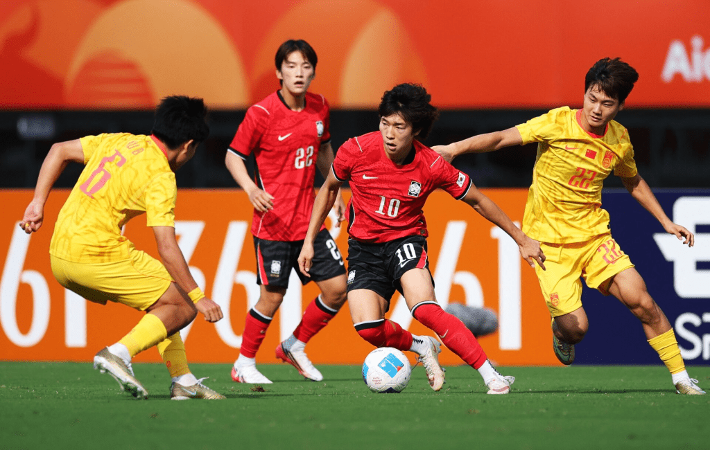 Asian Games - Aichi-Nagoya 2026 - Football - Men's Semi-Final - South Korea v China - Nagai Stadium, Osaka, Japan - September 30, 2026 South Korea's Junho Bae in action with China's Weijie Mao REUTERS/Andrew Boyers