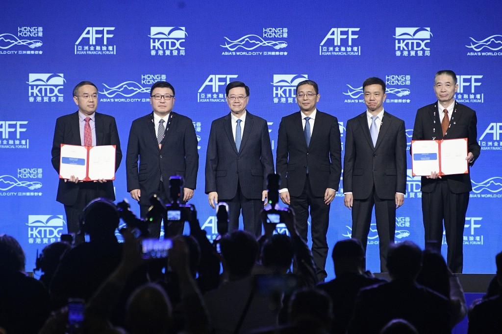 From left, Christopher Hui, Wu Wei, member of the Standing Committee of the Communist Party of China Shanghai Municipal Committee and Executive Vice Mayor of the Shanghai Municipal People's Government, John Lee, Zou, Zhou Xiaoquan, Executive Deputy Director of the Office of the Financial Commission of the CPC Shanghai Municipal Committee, and Yu Wenjian, Chairman of the Shanghai Gold Exchange.