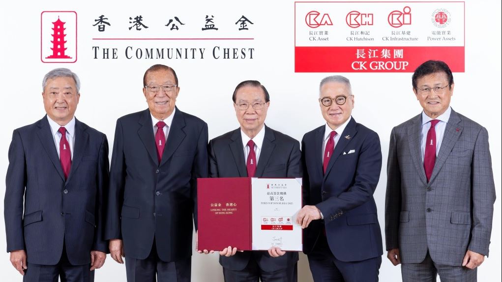 CK Asset Holdings Limited Group managing director Kam Hing-lam (center), the Community Chest of HK executive committee chairman Simon Kwok Siu-ming (2nd right), vice patron Charles Lee Yeh-kwong (2nd left), executive committee deputy chairmen Chan Tze-ching and Billy Kong Churk Hoi (1st left and 1st right).