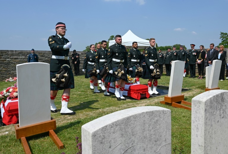 Calgary Highlanders at the coffin of a Canadian soldier who died in WWI. (AFP) Calgary Highlanders at the coffin of a Canadian soldier who died in WWI. (AFP)