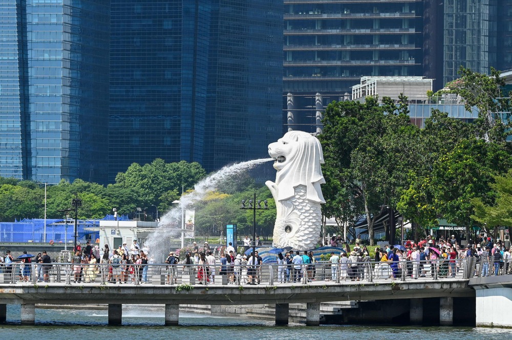 People gather next to the Merlion Statue at Marina Bay in Singapore on May 25, 2023. (AFP) People gather next to the Merlion Statue at Marina Bay in Singapore on May 25, 2023. (AFP)