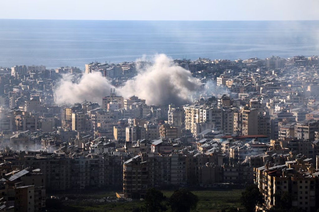  Smoke rises after an Israeli strike on Beirut's southern suburbs, following an escalation between Hezbollah and Israel amid the U.S.-Israeli conflict with Iran, Lebanon, March 6, 2026. REUTERS/Khalil Ashawi 