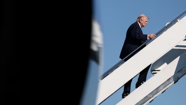 U.S. President Donald Trump boards Air Force One as he departs West Palm Beach, Florida, U.S., March 23, 2026. REUTERS/Kevin Lamarque