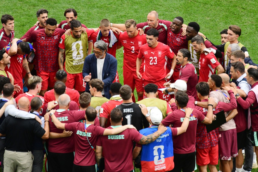 Switzerland's head coach Murat Yakin speaks to his players ahead of a penalty shootout during the 2026 World Cup round of 16 football match between Switzerland and Colombia at the Vancouver Stadium in Vancouver on July 7, 2026. (Photo by Don MacKinnon / AFP)