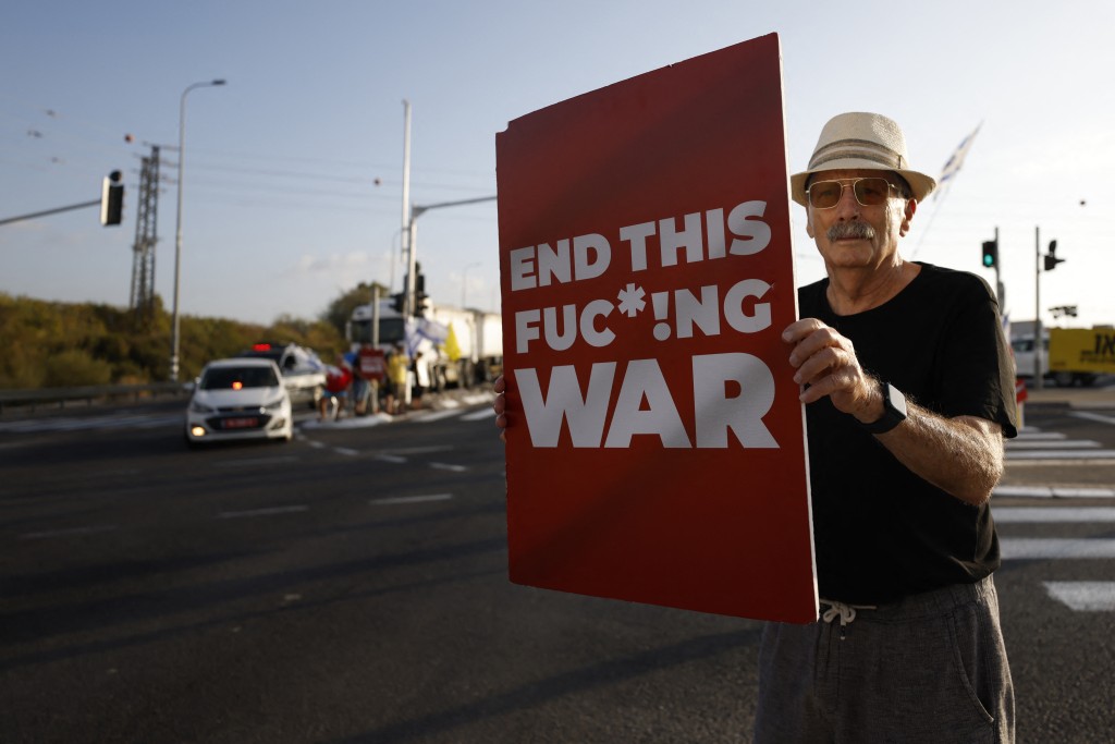 Israelis protest during a demonstration organised by the families of hostages taken captive in the Gaza Strip since October 2023, calling for action to secure their release and a ceasefire in the war against Hamas, near Kibbutz Amiad in northern Israel, on August 26, 2025. Protesters calling for an end to the war in Gaza and the return of hostages being held there took to the streets in Israel on Auguts 26 morning ahead of a security cabinet meeting scheduled for the evening. (Photo by Jalaa MAREY / AFP)
