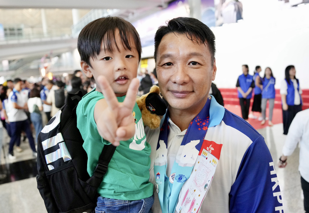 Eric Chan welcoming back the athletes. Eric Chan welcoming back the athletes.