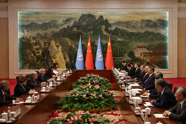  UN Secretary General Antonio Guterres (3 L) speaks during a bilateral meeting with China’s President Xi Jinping (5 R) ahead of the Shanghai Cooperation Organization (SCO) Summit 2025, in the Guest House of Tianjin, China, 30 August, 2025. ANDRES MARTINEZ CASARES/Pool via REUTERS
