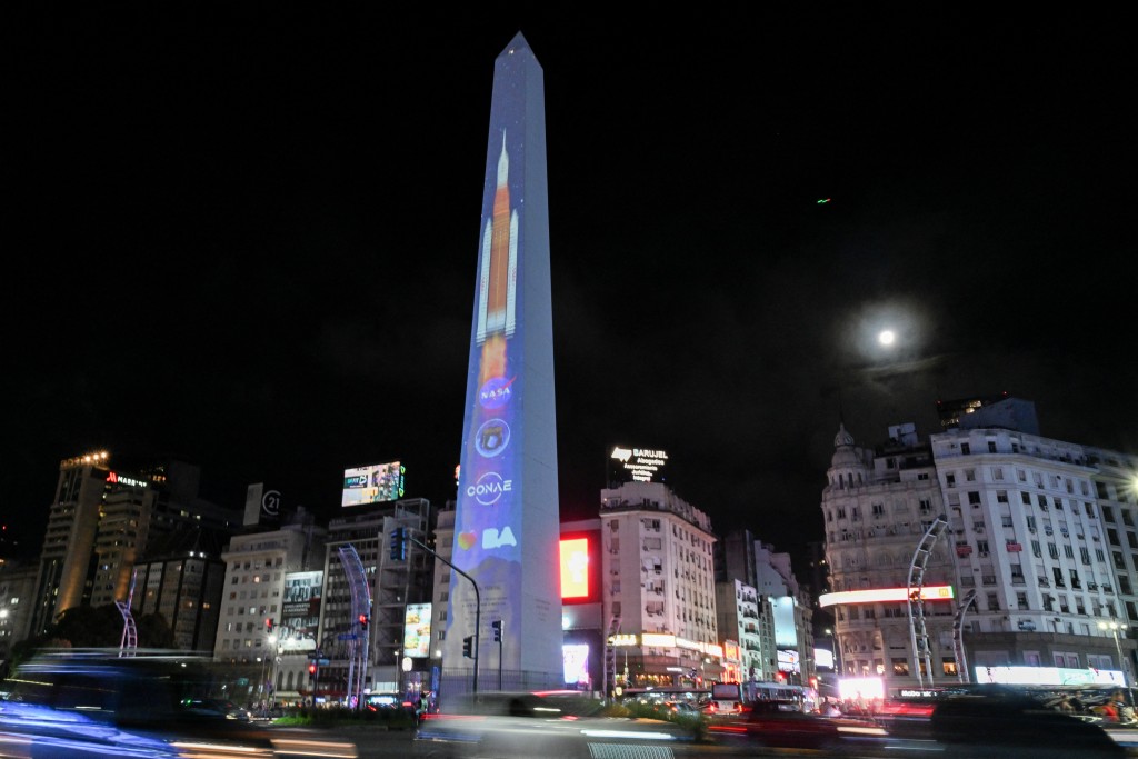Photo by LUIS ROBAYO / AFP  A projection depicting the lift-off of the Artemis II crewed lunar mission is displayed on the Obelisk in Buenos Aires on April 1, 2026.