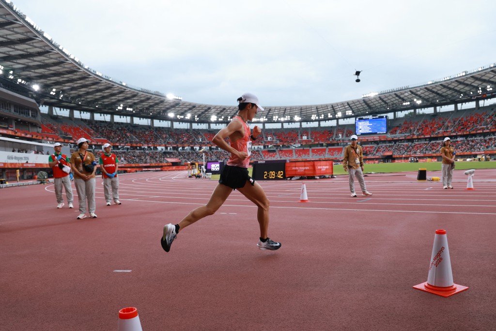 Japan's Ichitaka Yamashita enters the stadium on his way to gold in the men's marathon final during the 2026 Asian Games at Nagoya City Mizuho Park Athletic Stadium in Nagoya, Aichi Prefecture on September 26, 2026. (Photo by DAVID GRAY / AFP)