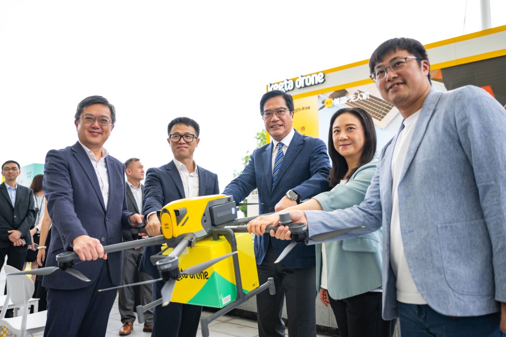 Deputy Financial Secretary Michael Wong, center, and Meituan vice president Mao Yinian (2nd left) cohost the ceremony.