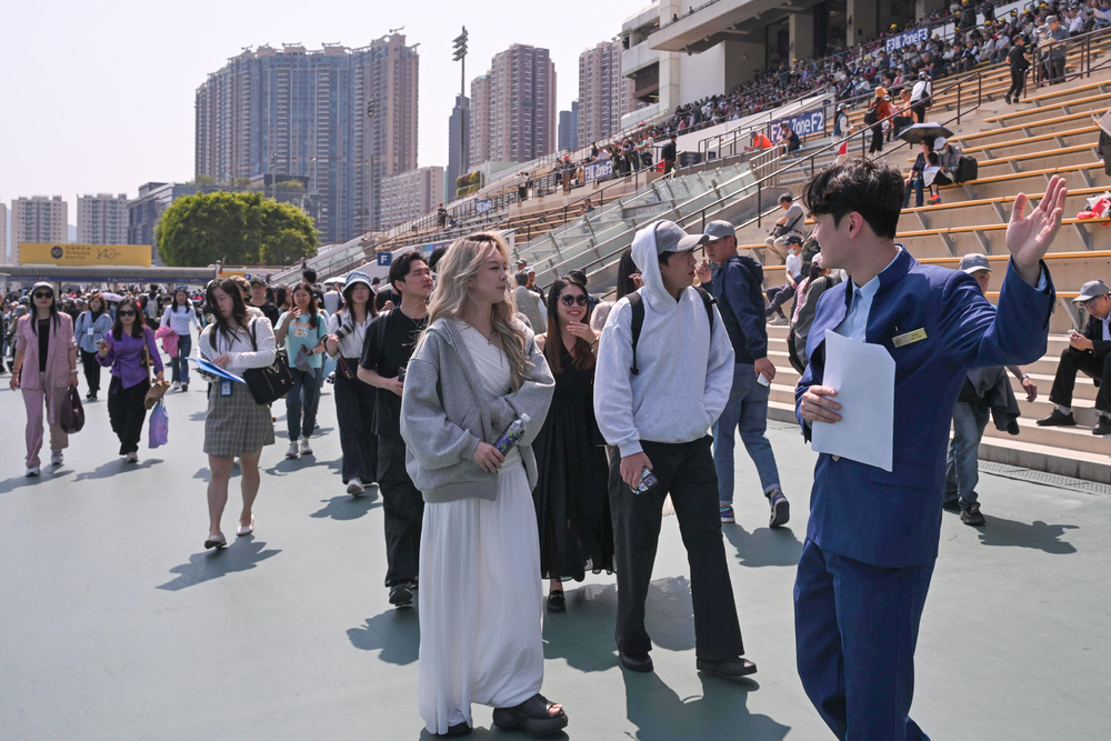 Travelers joined the Hong Kong Jockey Club’s tourist package, which includes a racecourse tour, visit to the parade ring and interactive experience zones. (Hong Kong Jockey Club)