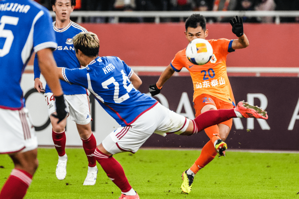 Liao Lisheng (first right) of Shandong Taishan vies for the ball with Hijiri Kato (second right) during the third round match of the 2024-25 AFC Champions League in Jinan, East China's Shandong province, on Oct 22, 2024. (Xinhua)