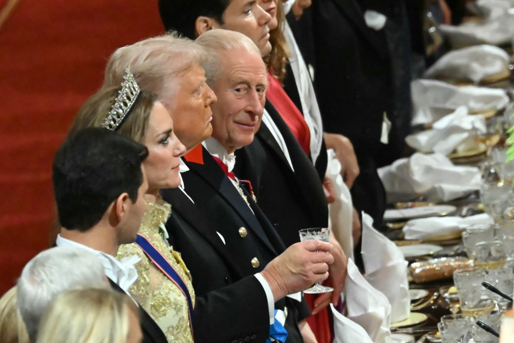 Britain's King Charles III (C) glances while standing beside US President Donald Trump at a State Banquet at Windsor Castle, in Windsor, on September 17, 2025, during the second State Visit of US President Donald Trump. US President Donald Trump arrived in Britain for an unprecedented second State Visit, with the UK government rolling out a royal red carpet welcome to win over the mercurial leader. (Photo by ANDREW CABALLERO-REYNOLDS / POOL / AFP)