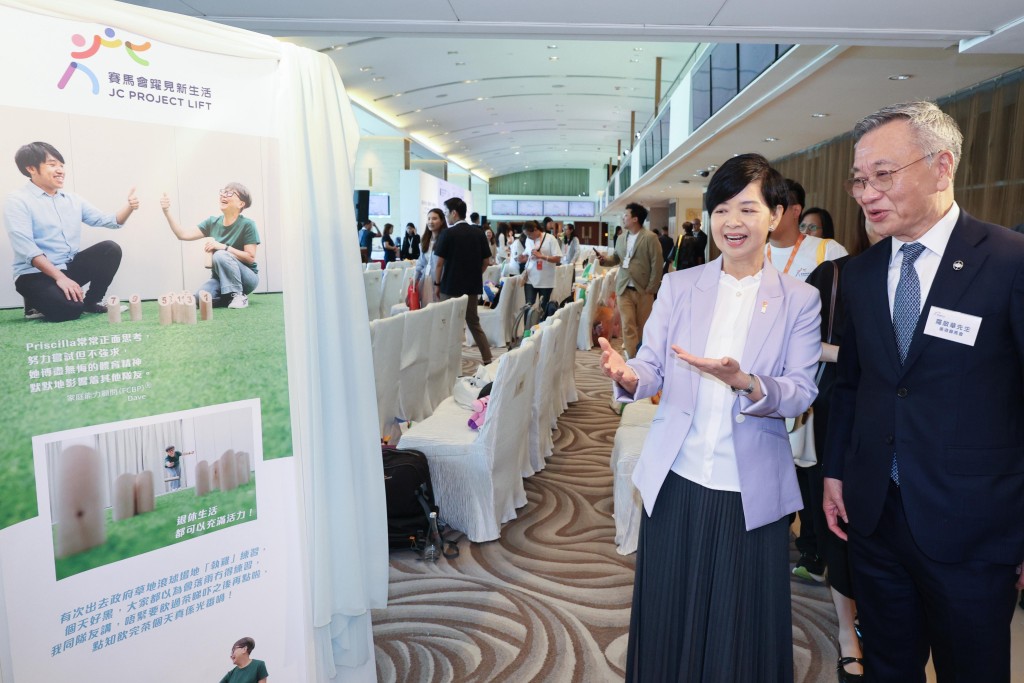 Secretary for Housing Winnie Ho and Club Steward Philip Lo tour the project exhibition. (HKJC)