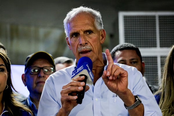  Presidential candidate Nasry Asfura of the National Party of Honduras (PN) speaks at a press conference on the day of the general election in Tegucigalpa, Honduras, November 30, 2025. REUTERS/Leonel Estrada