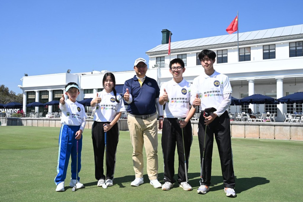 Raymond Tam enjoy golfing activities alongside young players.
