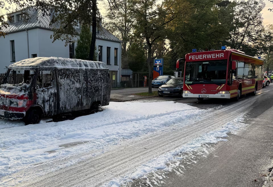  A burnt-out van is covered in foam after being extinguished by fire fighters in Munich, Germany, October 1, 2025. Police and firefighters were out in large numbers along Munich's Lerchenauer Strasse arterial road after a local newspaper reported that explosions and gunshots had been heard. REUTERS/Ayhan Uyanik