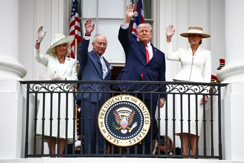 US President Donald Trump, First Lady Melania Trump, Britain's King Charles III and Queen Camilla wave to the crowd during an arrival ceremony on the South Lawn of the White House in Washington, DC, on April 28, 2026. (Photo by Henry NICHOLLS / POOL / AFP)