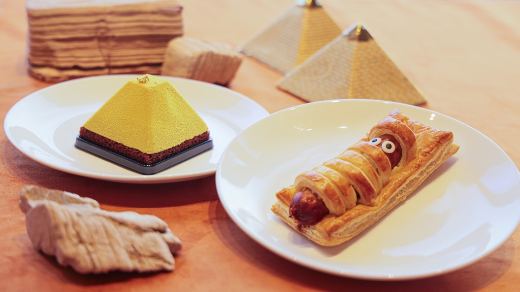 Starbucks Hong Kong launches the “Hong Kong Palace Museum Ancient Egypt Collection” across all Starbucks locations in Hong Kong. Featuring two themed signature food items, the Golden Pistachio Pyramid Cake and the Mummy’s Secret Roll, these imaginative culinary creations capture the mystique and allure of ancient Egyptian culture.