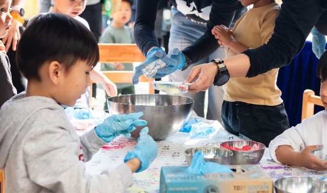 LUSH''s retail booth featured a handmade bath bomb workshop, perfect for families to enjoy together.