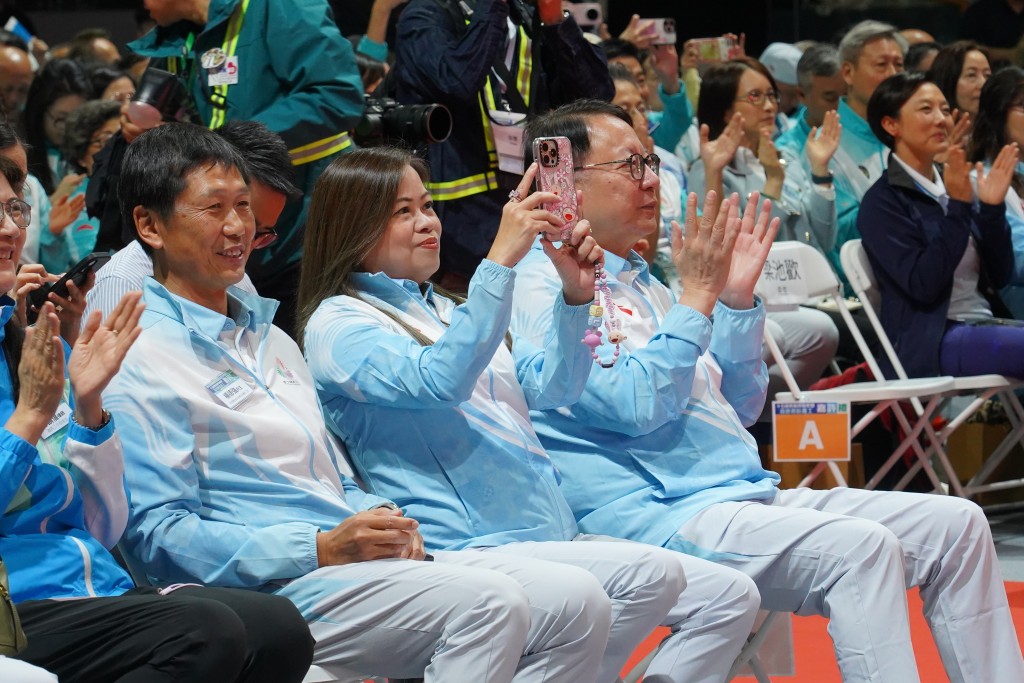 Officiating guests include (from right) Chief Secretary for Administration, Eric Chan Kwok-ki; Secretary for Culture, Sports and Tourism, Rosanna Law Shuk-pui; and Head of the National Games Coordination Office , Yeung Tak-keung.