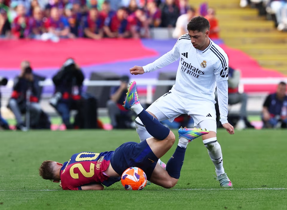 Real Madrid's Federico Valverde in action with FC Barcelona's Dani Olmo. (Reuters)