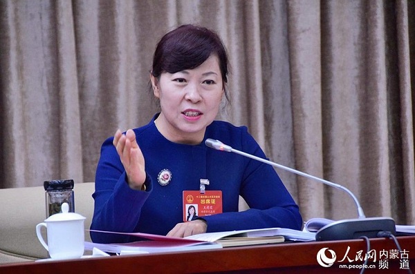 Wang Lixia, a delegate from Inner Mongolia, makes a statement during a panel discussion in Beijing on Mar 8. - China Daily