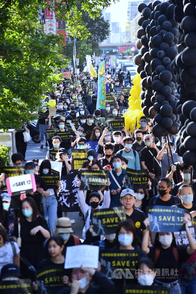 Demonstrators began their march at the Zhongxiao Fuxing MRT station, passed by the Bank of China Taipei Branch, seen as a symbol of the Chinese government, and ended at the Hong Kong Economic, Trade and Cultural Office (Taiwan).
