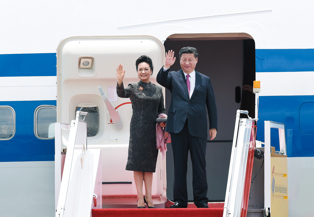 Chinese President Xi Jinping (R) and first lady Peng Liyuan (L) board a plane leaving Hong Kong on July 1, 2017. (File photo) Chinese President Xi Jinping (R) and first lady Peng Liyuan (L) board a plane leaving Hong Kong on July 1, 2017. (File photo)