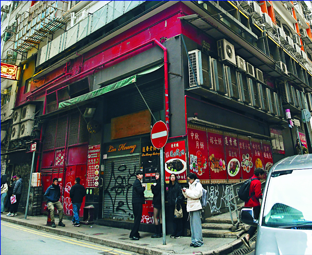 People take photos near the shuttered restaurant in January. SING TAO People take photos near the shuttered restaurant in January. SING TAO