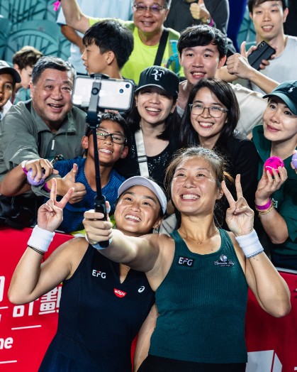Eudice Chong and Cody Wong, left, celebrate their victory with fans. PRUDENTIAL HONG KONG TENNIS OPEN