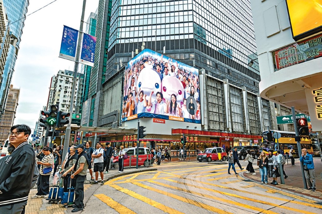 Attractive promotional videos of the Games were featured on giant outdoor TV screens.