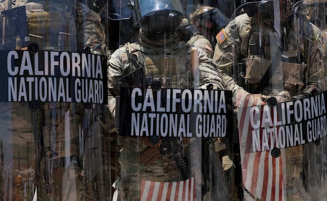 Members of the California National Guard stand guard, as a demonstartion against federal immigration sweeps takes place, outside the Edward R. Roybal federal building, after their deployment by U.S. President Donald Trump, in response to protests, in Los Angeles, California, U.S. June 8, 2025. REUTERS/Mike Blake