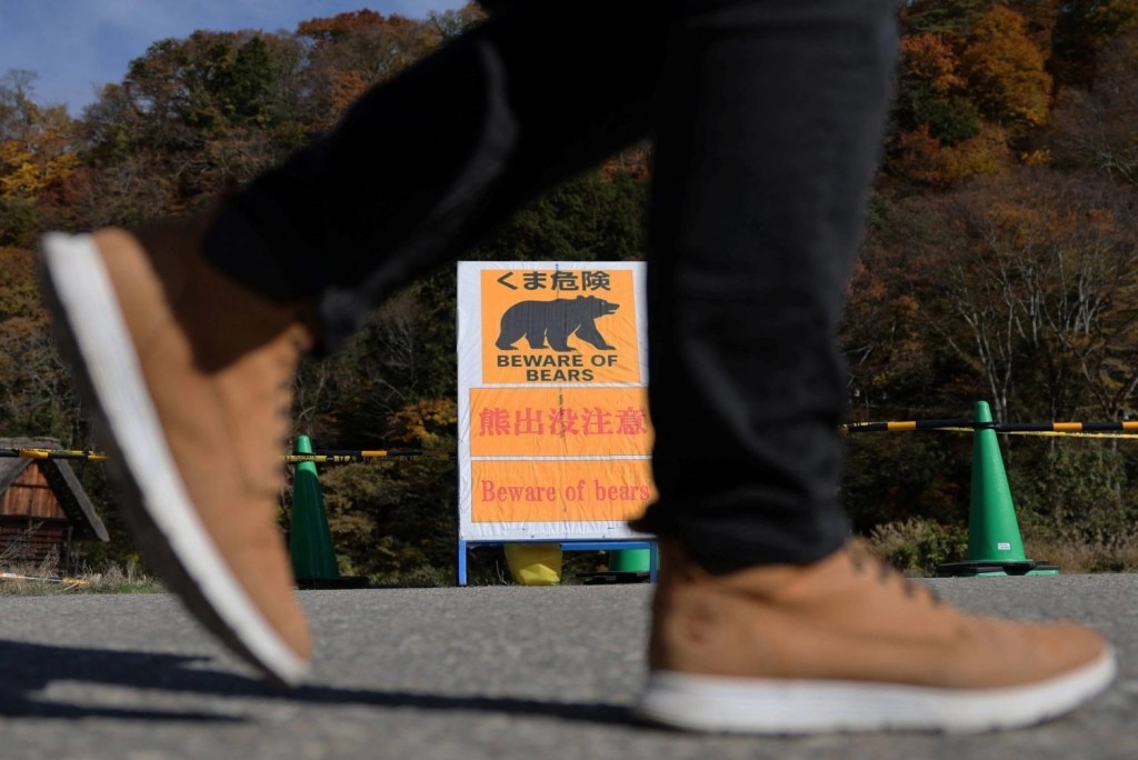 A bear warning sign is displayed at the site near where a Spanish visitor was attacked by a cub last October in Shirakawa village, Gifu Prefecture. | REUTERS