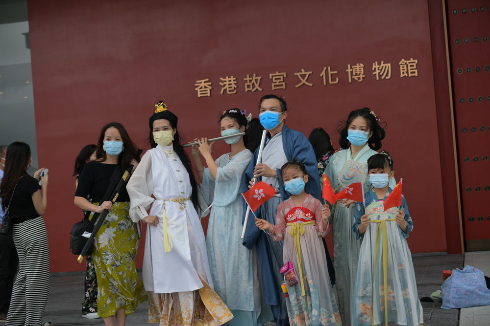 Several visitors dressed up in traditional costumes to view 900 relics at the newly opened Hong Kong Palace Museum.Sing Tao Several visitors dressed up in traditional costumes to view 900 relics at the newly opened Hong Kong Palace Museum.Sing Tao