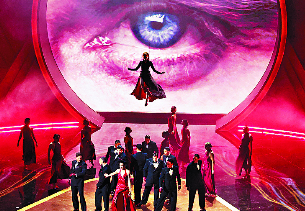 Acting winners, from far left, Adrien Brody, Mikey Madison, Zoe Saldana and Kieran Culkin share the spotlight as Morgan Freeman pays tribute to Gene Hackman, who died last week. Culkin and Sean Baker, below, show off their haul as Lisa of Blackpink p