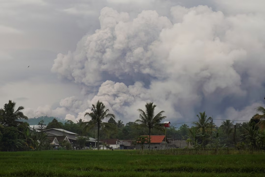  Mount Semeru volcano spews volcanic material during an eruption as seen from Sumbermujur village in Lumajang, East Java province, Indonesia, November 19, 2025. REUTERS/Stringer