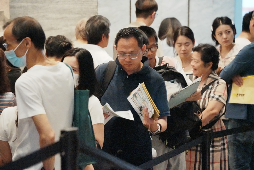 Deep Water Pavilia buyers line up. SING TAO