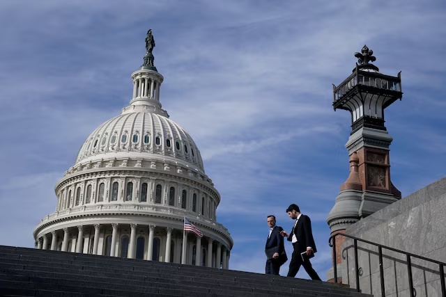 People walk past the U.S. Capitol building in Washington, U.S., November 15, 2023. REUTERS/Elizabeth Frantz/File Photo