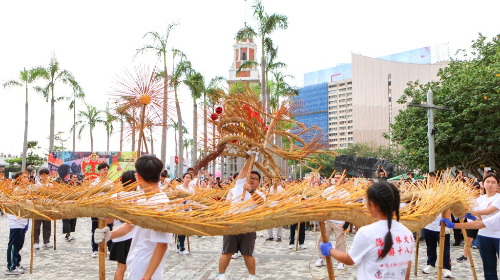 The Hong Kong Jockey Club Series: “Hong Kong ICH Month 2026” Opening Ceremony cum ICH Carnival featured engaging booths and activities, including a demonstration of the Tai Hang Fire Dragon Dance. The Hong Kong Jockey Club Series: “Hong Kong ICH Month 2026” Opening Ceremony cum ICH Carnival featured engaging booths and activities, including a demonstration of the Tai Hang Fire Dragon Dance.