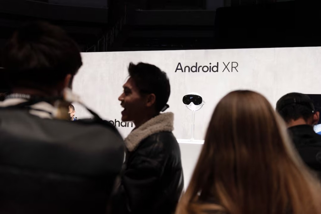 People take a look at the Android XR virtual reality headset during the Samsung Galaxy Unpacked 2025 winter event in San Jose, California, U.S., January 22, 2025. REUTERS/Laure Andrillon