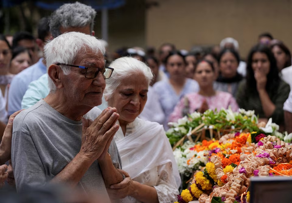 Father of Sumeet Sabharwal, a pilot who died when an Air India Boeing 787-8 Dreamliner aircraft crashed during take-off from an airport, offers prayers as he stands next to the body of his son in Mumbai, India, June 17, 2025. REUTERS/Hemanshi Kamani/File Photo