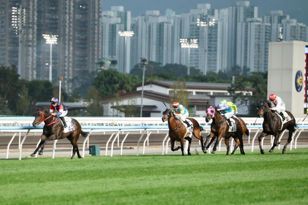 Salon S scoots away with a 1,400 meter Class 3 to maintain his undefeated record. Singtao 