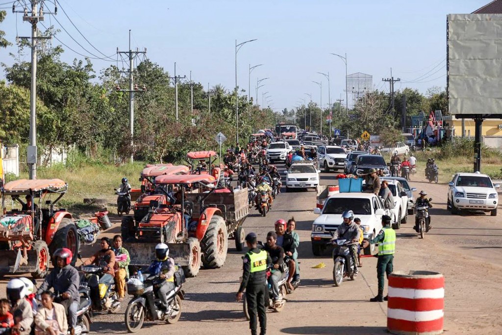 Local residents evacuating following clashes along the Cambodia-Thailand border in Oddar Meanchey province. (AFP)