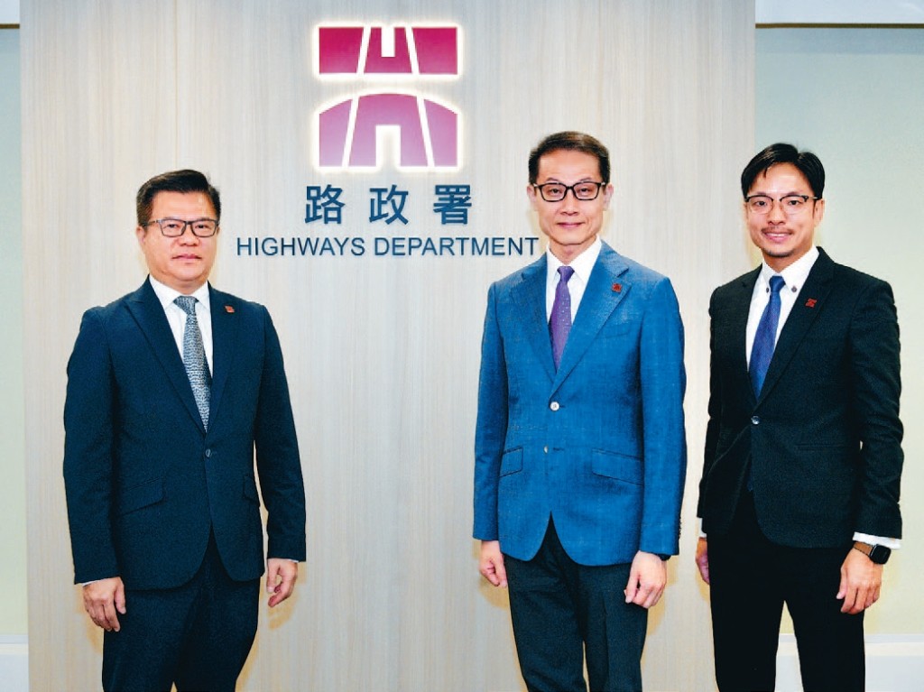 Tony Yau (second right) expects the passenger volume of the Hong Kong Section of Hong Kong- Shenzhen West Rail Link to surpass Lo Wu Station.