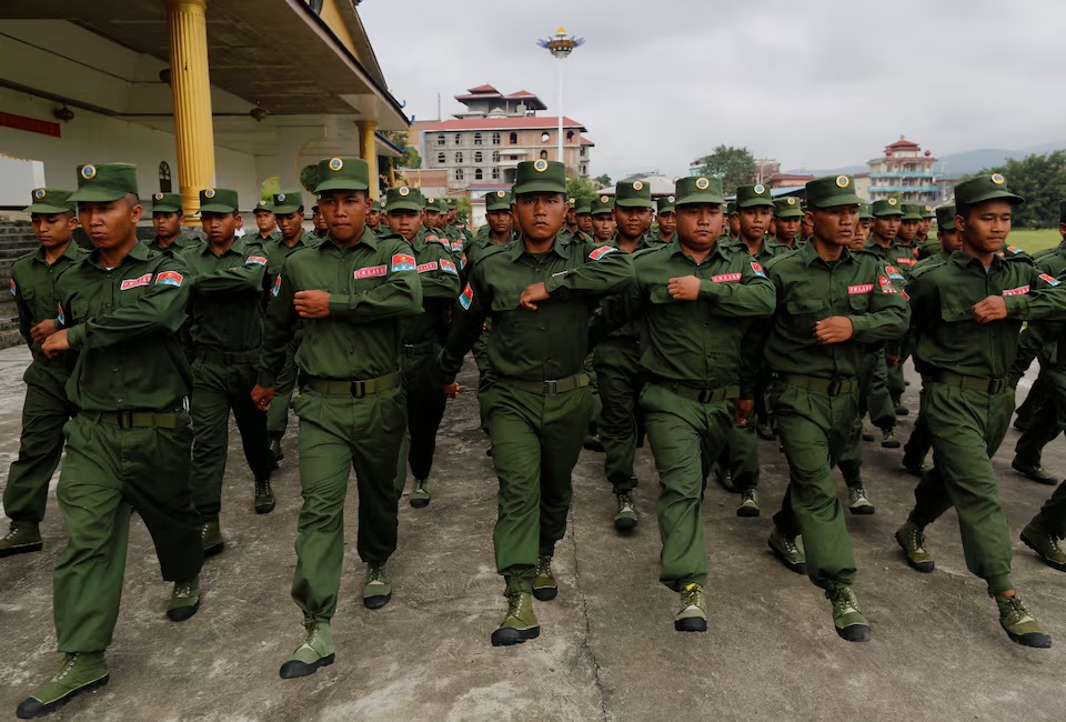 United Wa State Army (UWSA) soldiers march during a media display in Pansang, Wa territory in northeast Myanmar, October 4, 2016. Picture taken on October 4, 2016. REUTERS/Soe Zeya Tun/File Photo 