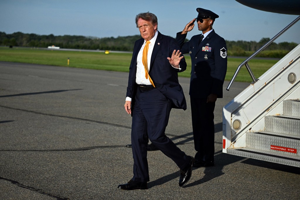 Photo by JIM WATSON / AFP  US President Donald Trump waves to reporters while stepping off Air Force One at Morristown Municipal Airport in Morristown, New Jersey on September 4, 2026.