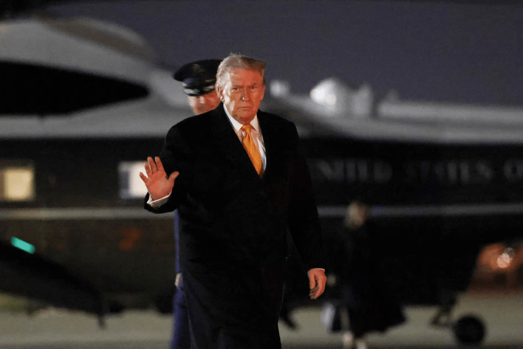 U.S. President Donald Trump waves as he walks to board Air Force One while departing for Florida from Joint Base Andrews in Maryland, U.S., November 7, 2025. REUTERS/Kevin Lamarque