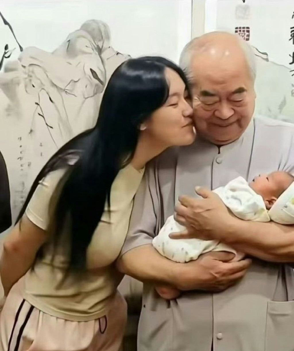 Fan Zeng and Xu Meng welcome their son.